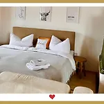 Berghupferl-alm Mit Wellnessoase Im Garten